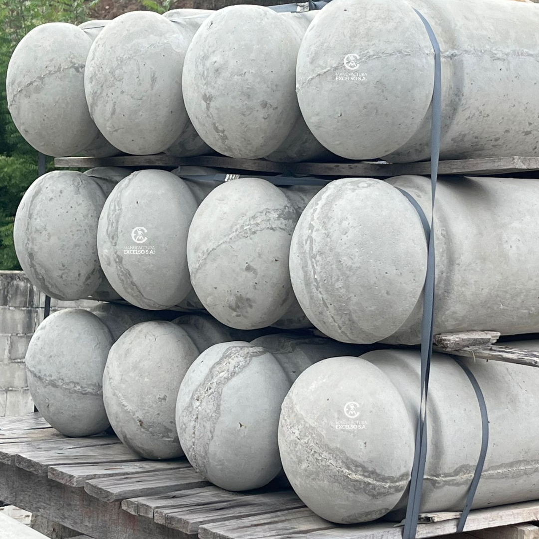 Foto ampliada de la producción de bolardos cabeza redonda en concreto gris.